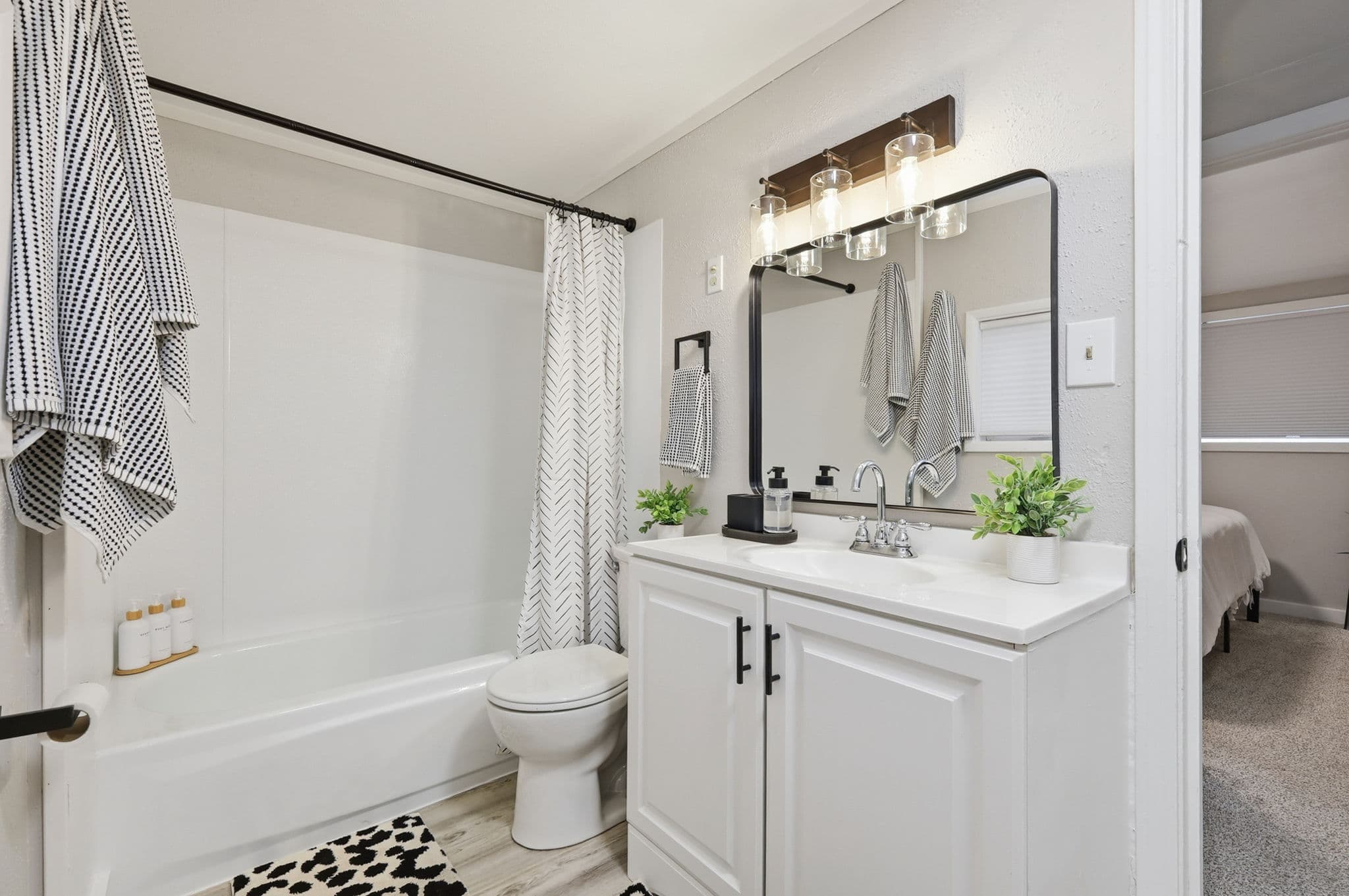 560 W 13th - 1320 Washington interior gallery view 18