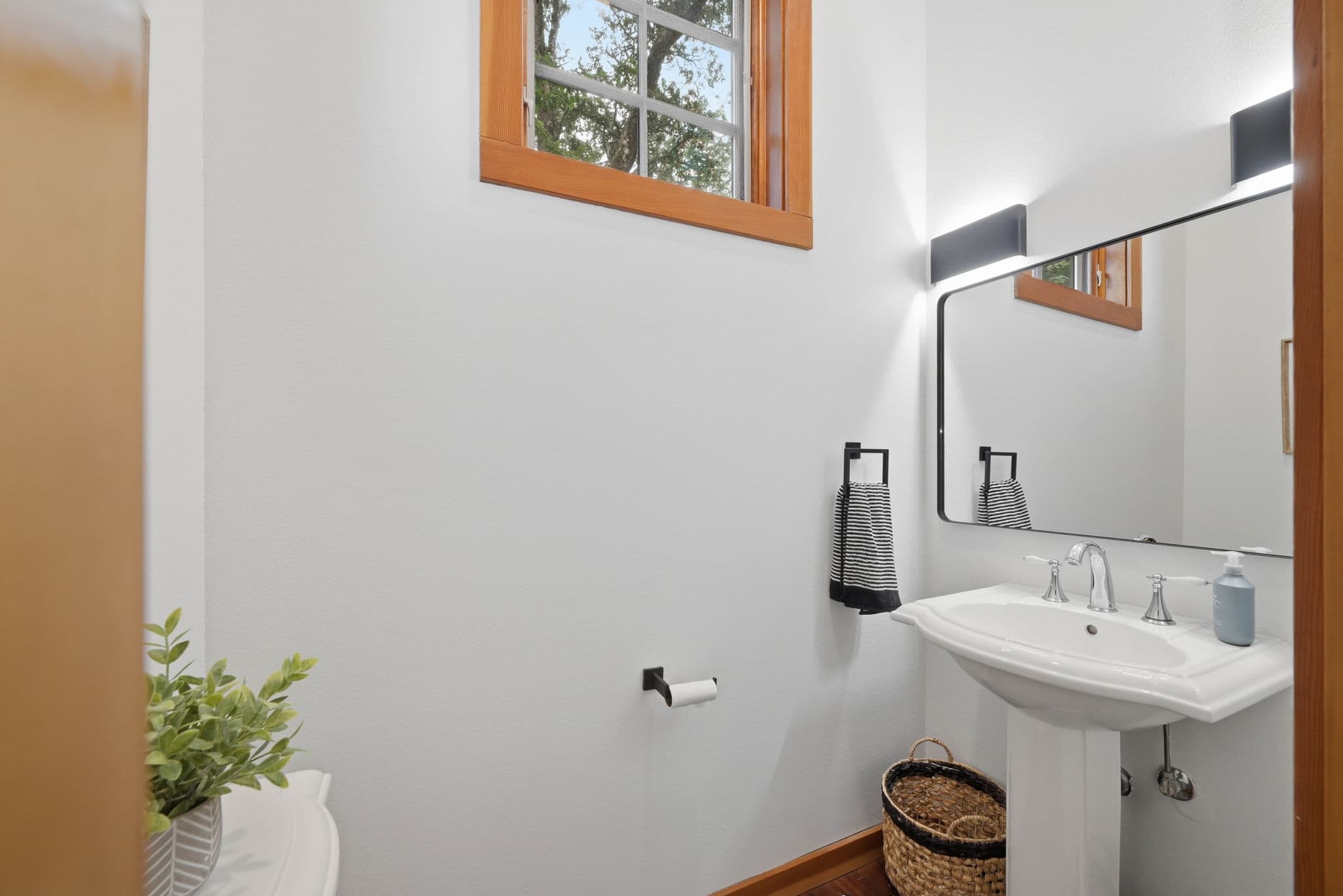 1829 Fairmont Blvd. interior gallery view 26
