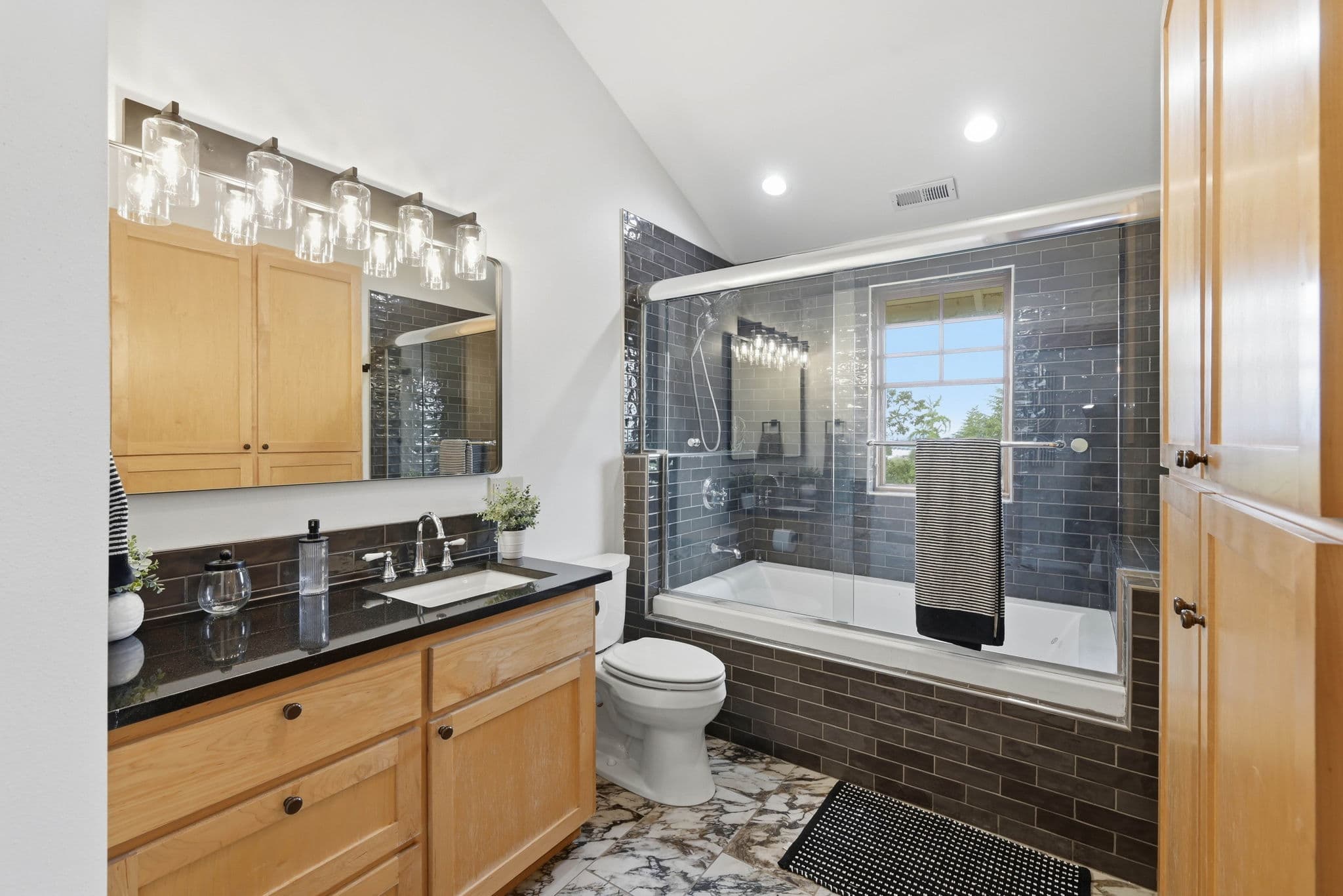 1829 Fairmont Blvd. interior gallery view 51